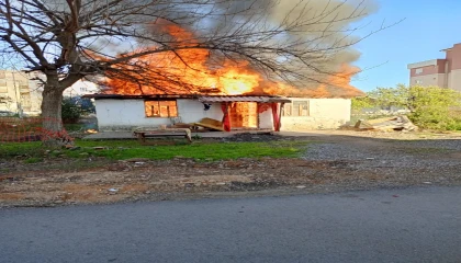 Antalyada ev alev alev yandı, dumanlar gökyüzünü kapladı