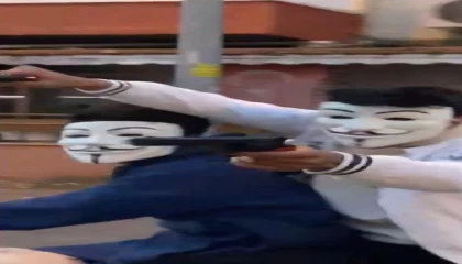 Antalyada anonymous maskeli motosikletliler, oyuncak tabancayla korku saçtı