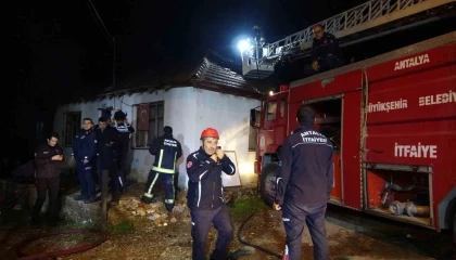 Antalyada gecekonduda korkutan yangın