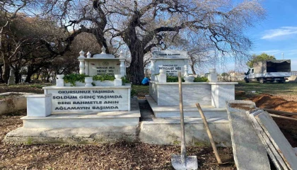 Antalyada içleri yakan kare: İsmini aldığı ağabeyi ile 5 yaşındayken kaybettiği annesinin yanına defnedildi