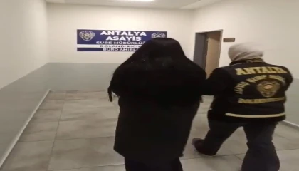 Antalyada kendilerini polis olarak tanıtıp 575 bin lira dolandıran 2 şüpheli tutuklandı
