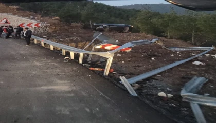 Antalyada otomobil şarampole yuvarlandı: 5 yaralı