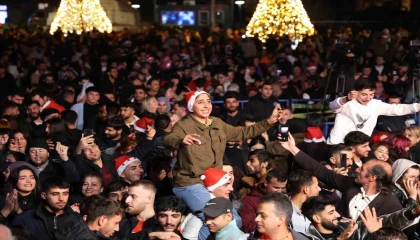 Antalyalılar yeni yıl coşkusunu Cumhuriyet Meydanında yaşadı