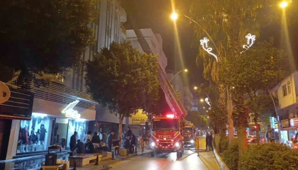 Apartman çatısındaki yangın paniğe neden oldu