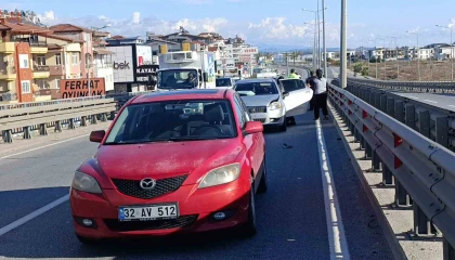 Arızalanan otomobilini iterek götürmeye çalıştı, 2 ayrı kazaya sebep oldu