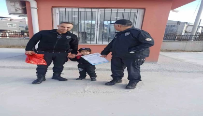 Babası polis olamadı o polis kıyafetiyle karnesini aldı