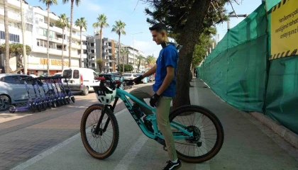 Bisiklet yolunda ilerleyen genç, yoluna gire yayaya burası ne yolu diye sorunca olanlar oldu