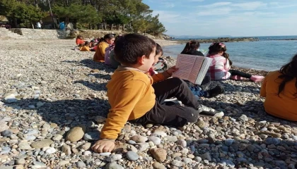 Bozyazıda öğrenciler sahilde kitap okudu