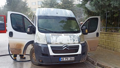 Burdurda araç içerisine düşen sigara izmariti yangına neden oldu