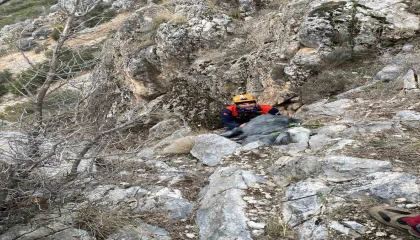 Burdurda dağlık alanda mahsur kalan keçi kurtarıldı