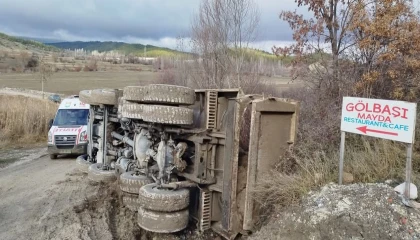 Burdurda devrilen hafriyat kamyonundan burnu kanamadan çıktı