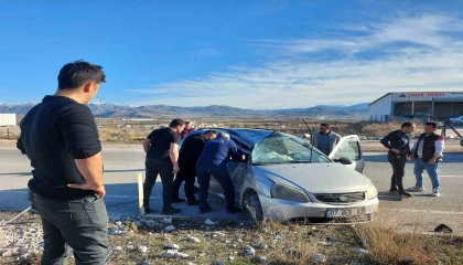 Burdurda otomobil refüje çarptı: 1 yaralı