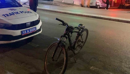 Burdurda yola çıkan aracı gören bisikletli panikleyerek düşüp yaralandı