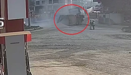 Hatay'da Kamyon Devrildi: Şoför Yaralandı