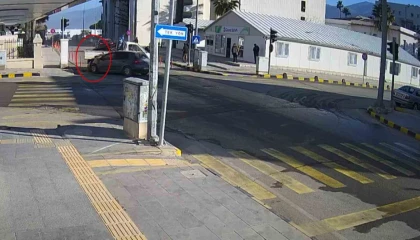 Çarpışma sonrası alev alan otomobildeki vatandaşların yaşadığı panik kamerada