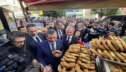 CHP Genel Başkanı Özel, Mersinde esnaf ziyareti gerçekleştirdi