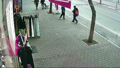 Çocuk kapkaççı güvenlik kamerasında