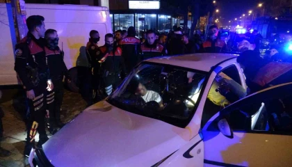 Çuval dolusu tabancayla polisten kaçtı, kaza yapınca yakalandı