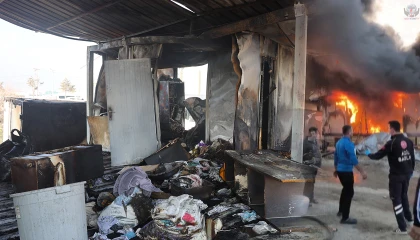 Depremde evleri yıkılan ailenin konteyner yuvası alevlere teslim oldu