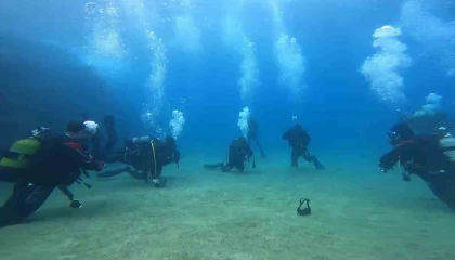 Depremde vefat eden itfaiye amiri için Akdenize daldılar
