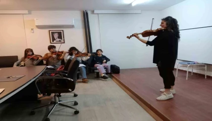 Eğitimini borçlu olduğu okulda yıllar sonra ders verdi