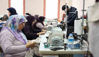Elmalı ATASEM dikiş atölyesinde kadınlar üreterek kazanıyor