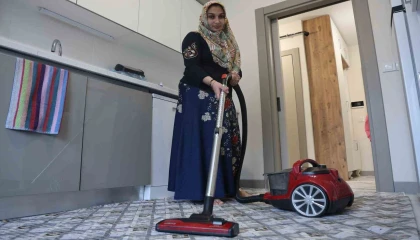 Enkazdan 10 saat sonra kurtulan aile Baykar konutlarında sıcak yuvasına kavuştu