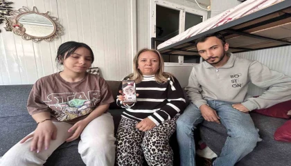 Enkazdan kurtarılarak yaşama tutunan kadın, depremden bu yana Duman isimli kedisinden gelecek haberi bekliyor