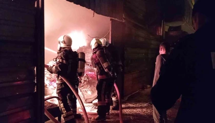 Evlerin arasındaki depo yangını korkuttu