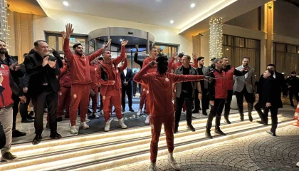 Galatasaray kafilesine Mersinde coşkulu karşılama