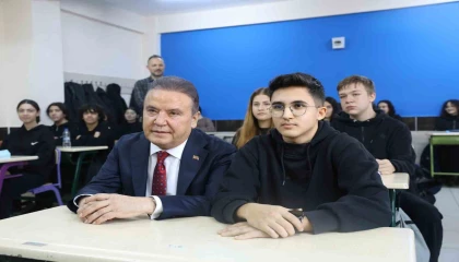 Gençliğinde çift sürdüğü araziyi bağışladı, yapılan okulun sıralarında gençlere öğüt verdi