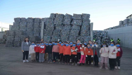 Geri dönüşüm tesisinde atıkların ayrıştırılma sürecini gözlemlediler