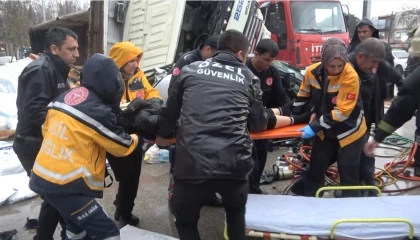 Gübre yüklü kamyon çarpıştığı otomobili metrelerce sürükleyip üzerine devrildi