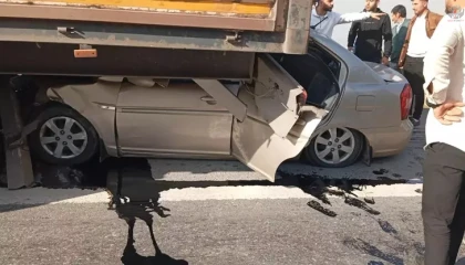 Hatayda otomobil tırın altına girdi: 2 kişi yaralandı