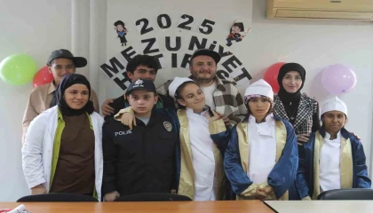 Hayallerindeki mesleklerle ilgili kıyafetler giyip diplomayı meslek sahiplerinden aldılar