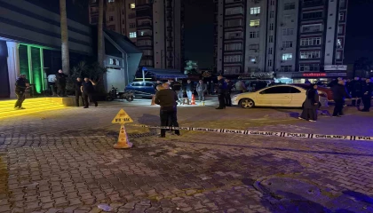 Husumetlilerin kavgasında eğlence mekanından çıkan kadın vuruldu