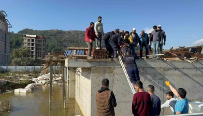 İnşaat halindeki binada kalıplar göçtü: 3 işçi yaralandı