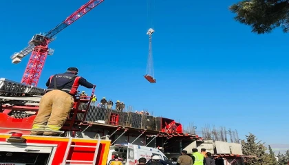 İnşaatta kat boşluğuna düşen işçi yaralandı