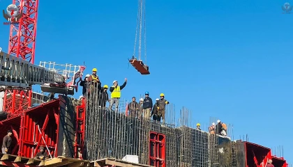 İnşaatta kat boşluğuna düşen işçi yaralandı