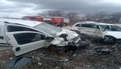 Ispartada hafif ticari araçla çarpışan otomobilin sürücüsü hayatını kaybetti