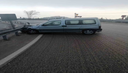 Ispartada kontrolden çıkan araç bariyerlere çarptı: 2 yaralı