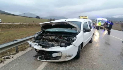 Ispartada midibüs ile sivil polis aracı çarpıştı: 2 polis yaralı