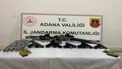 Jandarma bir araçta 6 silah ele geçirdi