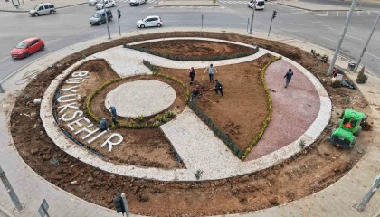 Kahramanmaraş Büyükşehir Belediyesi kavşakları güzelleştiriyor