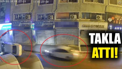 Kaldırıma çıkan otomobilin direğe çarparak yan döndüğü kaza kamerada