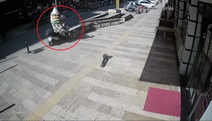 Kaldırıma çıkıp dondurma külahı reklam panosuna çarpan motosikletli yaralandı