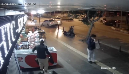 Kamyonetin çarptığı otomobili iş yerine girmekten demir dubalar kurtardı