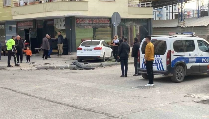 Kaza anı kamerada: Otomobiller çarpıştı, 2 sürücü yaralandı