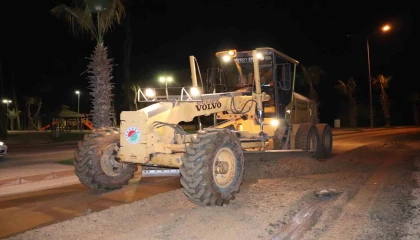 Kepez Belediyesinde yol bakım onarımı için gece mesaisi