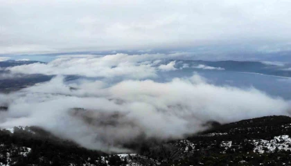Kış turizminde yeni yıldız: Bulutların üstünde göl manzarasıyla kayak